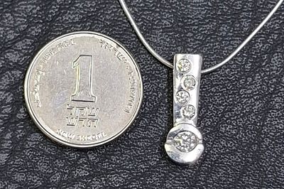 שרשרת תליון יהלום מזהב לבן 14 קראט 5 יהלומים בגדלים שונים למעלה מ 30 נקודות אורך השרשרת 40 ס"מ