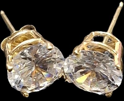 זוג עגילים STUDS מזהב 14 קראט משובצים זרקונים כ 2 קראט כ"א , משקל העגילים 2 גרם ,
שמו לב קיים
