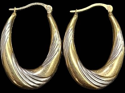 זוג עגילי זהב 14 קראט צהוב ולבן משקל העגילים 2.25 גרם , אורך העגילים 3 ס"מ