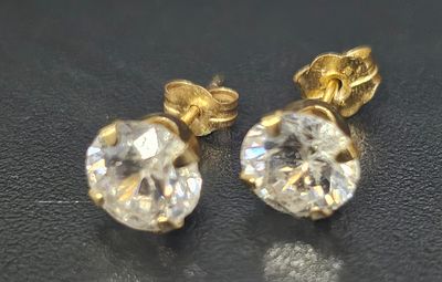 זוג עגילי STUDS מזהב 14 קראט משובצים זירקונים משקל 1.1 גרם