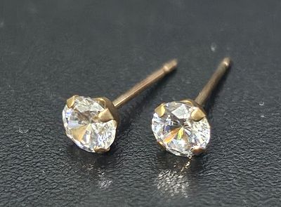זוג עגילי STUDS מזהב 10 קראט ללא סוגרים משובצים זירקונים משקל 0.25 גרם