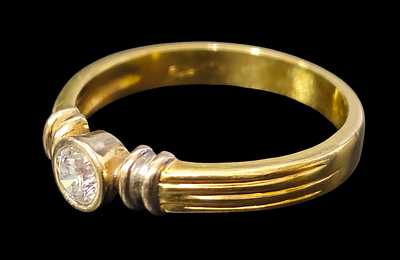 טבעת מזהב 18 קראט משובצת יהלום במשקל כ 30 נקודות משקל הטבעת 5 גרם מידת הטבעת 9