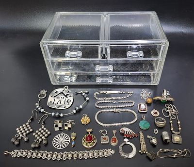 קופסה ובתוכה תכשיטים מכסף