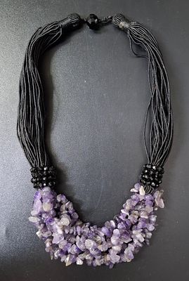 שרשרת ענק עשויה מאבני אמטיס, 
מאות אבטיס כל אחד בערך בגודל של כ 2 קראט, 
אורך 44 ס"מ