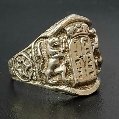 טבעת לגבר מכסף חזית הטבעת לוחות הברית זוג אריות משתי צידי הלוחות וכתר תורה מעל , מידת הטבעת 12