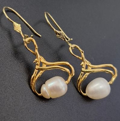 זוג עגילים מזהב 14 קראט משובצים פנינים משקל העגילים 4 גרם, 
אורך העגילים 4 ס"מ