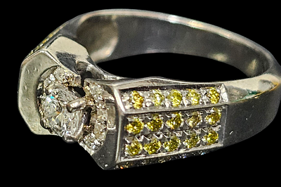 טבעת מרשימה מזהב לבן 14 קראט משובצת יהלומים יהלום מרכזי כ 30 נקודות ועוד יהלומים מסביב ובצדדים 