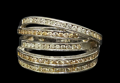 טבעת מזהב 14 קראט משובצת מעל 100 יהלומים כל יהלום 1 נקודה לבנים ושמפניה משקל הטבעת 7.85 גרם 