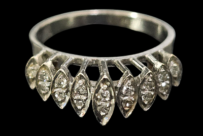 טבעת מזהב לבן 14 קראט משובצת 16 יהלומים במשקל כ 32 נקודות משקל הבטעת 3.15 גרם מידת הטבעת 6