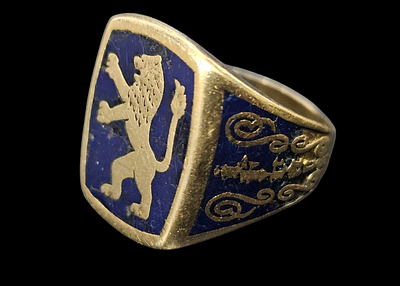 טבעת עתיקה לגברים מזהב 14 קראט אריה בחזית מעוטר אמייל כחול משקל הטבעת 14.8 גרם מידת הטבעת 10.5 