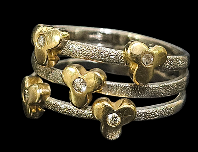 טבעת מזהב 14 קראט משובצת יהלומים זעירים משקל הטבעת 4.47 גרם מידת הטבעת 7 , שילוב של זהב צהוב ולבן,