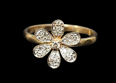 טבעת פרח מזהב 14 קראט משובצת 24 יהלומים זעירים משקל הטבעת 2.1 גרם מידת הטבעת 8