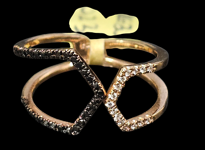 טבעת מזהב 14 קראט משובצת יהלומים זעירים משקל הטבעת 2.4 גרם מידת הטבעת 7