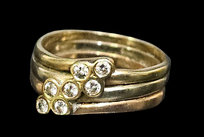 טבעת זהב 14 שלוש צבעים משובצת 7 יהלומים משקל היהלומים כ 20 נקודות משקל הטבעת 3.68 גרם , מידת 