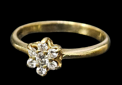 טבעת פרח מזהב 14 קראט משובצת 7 יהלומים כ 25 נקודות משקל הטבעת 2.38 גרם מידת הטבעת 7