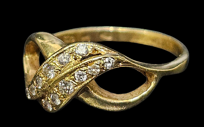 טבעת מזהב 14 קראט משובצת 12 יהלומים כל יהלום כ 2 נקודות משקל הטבעת 2.56 גרם מידת הטבעת 7