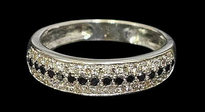 טבעת מזהב לבן 14 קראט משובצת 34 יהלומים ואבני אוניקס, 
משקל הטבעת 2.6 מידת הטבעת 7 ,