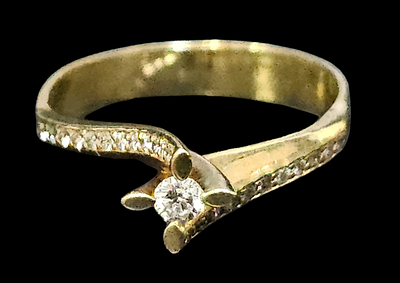 טבעת מזהב 14 קראט משובצת 25 יהלומים מרכזי 10 נקודות ויתר היהלומים כל אחד 1 נקודה , משקל הטבעת 