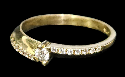 טבעת מזהב 14 קראט משובצת 15 יהלומים מרכזי 10 נקודות ויתר היהלומים כל אחד 1 נקודה , משקל הטבעת 