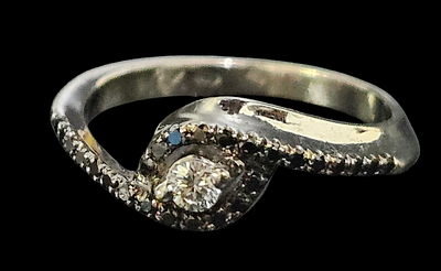 טבעת מזהב 14 קראט משובצת 27 יהלומים מרכזי 10 נקודות ויתר היהלומים שחורים כל אחד 1 נקודה , משקל 