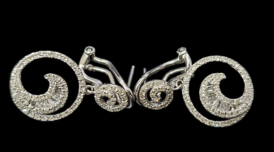 חדש מהחנות זוג עגילים מזהב לבן משובצים עשרות יהלומים זעירים , 
משקל העגילים 4 גרם אורך מעל 2 ס"מ