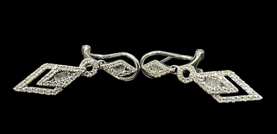 חדש מהחנות זוג עגילים מזהב לבן משובצים עשרות יהלומים זעירים , 
משקל העגילים 3.36 גרם אורך מעל 2 ס"מ