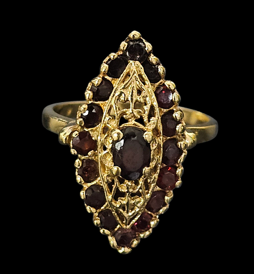 טבעת מיוחדת מזהב 14 קראט משובצת גרנטים מסביב משקל הטבעת 6 גרם מידת הטבעת 7.5 ,