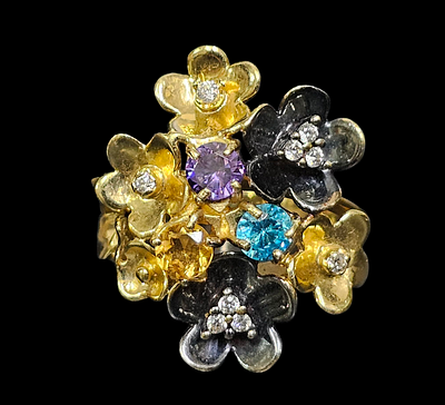 טבעת פרח מזהב 14 קראט משובצת קוקטל אבני חן משקל הטבעת 4.7 גרם מידת הטבעת 7.5