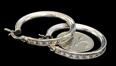 זוג עגילים מזהב לבן 14 קראט משובצים זרקונים משקל העגילים 5.3 גרם