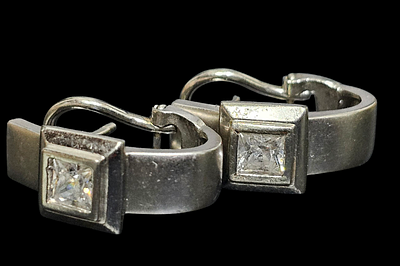 זוג עגילים מזהב לבן 14 קראט משובצים זירקון משקל העגילים 6.5 גרם