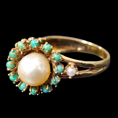 טבעת מזהב 14 קראט משובצת טורכיזים ופנינה מרכזית משקל הטבעת 6.3 גרם מידת הטבעת 6.5