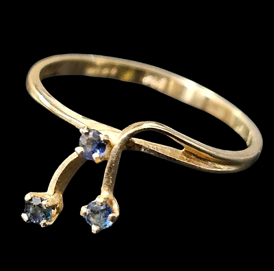 טבעת מזהב 14 קראט משובצת שלוש ספירים זעירים משקל הטבעת 1 גרם מידת הטבעת 6