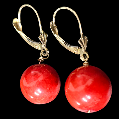 זוג עגילי קורל אדום צבוע מזהב 14 קראט משקל העגילים 5.6 גרם אורך העגילים 2.5 ס"מ