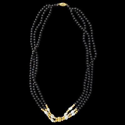 שרשרת משולבת כדורי זהב 14 קראט כדורי גרנט ופנינים, 
אורך השרשרת 40 ס"מ משקל כללי 24 גרם ,