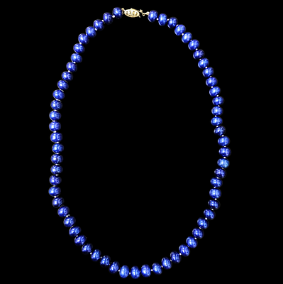 שרשרת פנינים בגוון כחול זוהר סוגר מזהב 14 קראט , 
אורך השרשרת 44 ס"מ משקל כללי 37 גרם , המשקל 