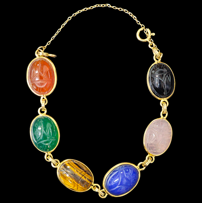 צמיד משובץ חיפשיות אבנים טבעיות שונות משקל כללי של הצמיד 17.4 גרם אורך הצמיד מרבי 24 ס"מ ניתן 