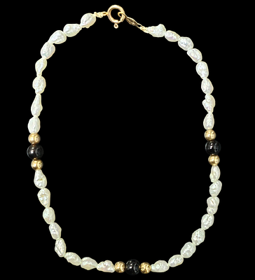 צמיד משובץ פנינים משולב כדורי זהב אורך הצמיד 18 ס"מ