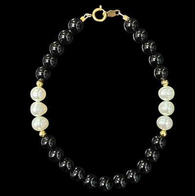 צמיד משובץ אבני לפיס ופנינים משולב כדורי זהב אורך הצמיד 18 ס"מ