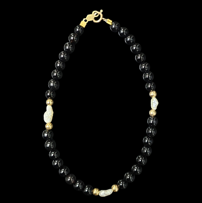 צמיד משובץ אבני לפיס ופנינים משולב כדורי זהב אורך הצמיד 18 ס"מ