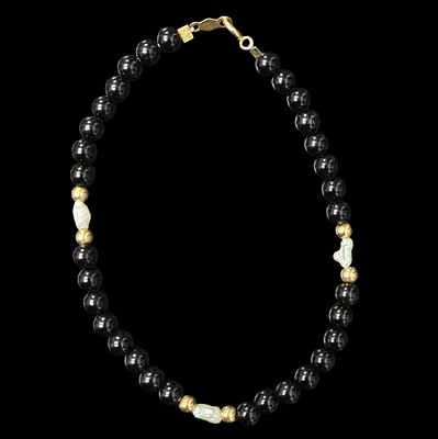 צמיד משובץ אבני לפיס ופנינים משולב כדורי זהב אורך הצמיד 18 ס"מ