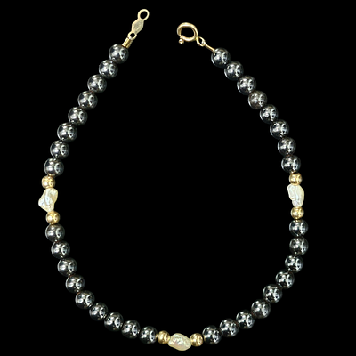 צמיד משובץ אבני לפיס ופנינים משולב כדורי זהב אורך הצמיד 18 ס"מ