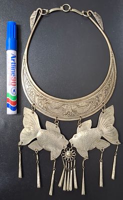 ענק לצוואר גדול מצופה כסף דוגמת דגים נגד עין הרע עשוי בעבודת יד