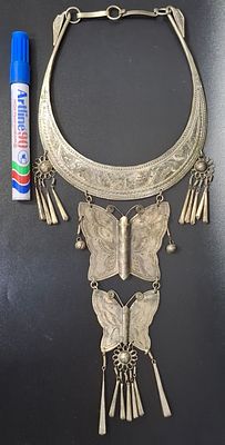 ענק לצוואר גדול מצופה כסף דוגמת פרפרים עשוי בעבודת יד