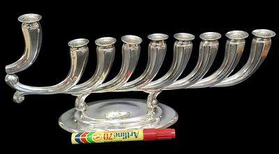 חנוכיה מכסף סטרלינג 925 תוצרת הצורפים משקל הכסף נטו 435 גרם , רוחב החנוכיה 37 ס"מ , 
החנוכיה 