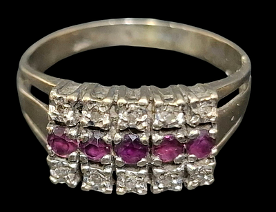 טבעת מזהב 14 קראט ממשובצת יהלומים ורובי , משקל היהלומים כ 20 נקודות משקל הטבעת 3 גרם מידת הטבעת 7.5