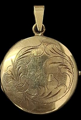 תליון לוקט מזהב 14 קראט משקל 7.4 גרם , התליון נפתח ומיועד להכניס שתי תמונות , אורך התליון נטו 3 