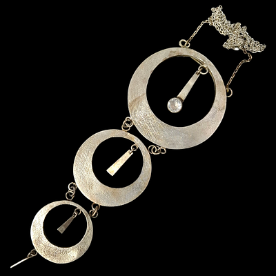 ענק לצוואר מכסף 925 הענק בנוי משלושה חישוקים בגדלים מדורגים אורך החישוקים 15 ס"מ