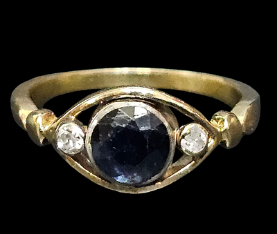 טבעת מזהב 14 קראט משובצת ספיר ושתי יהלומים ספיר איכותי במשקל כ מעל קראט משקל הטבעת 2.2 גרם מידת 