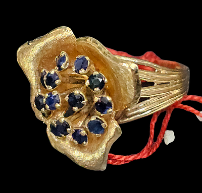 טבעת פרח חדשה מזהב 14 קראט משובצת ספירים במשקל כ 1 קראט, 
משקל הטבעת 9.35 גרם מידת הטבעת 8.5