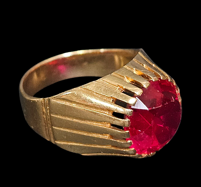 טבעת רוסית מזהב 14 קראט משובצת אבן אדומה ככל הנראה לא רובי משקל הטבעת 6.35 גרם מידת הטבעת 7